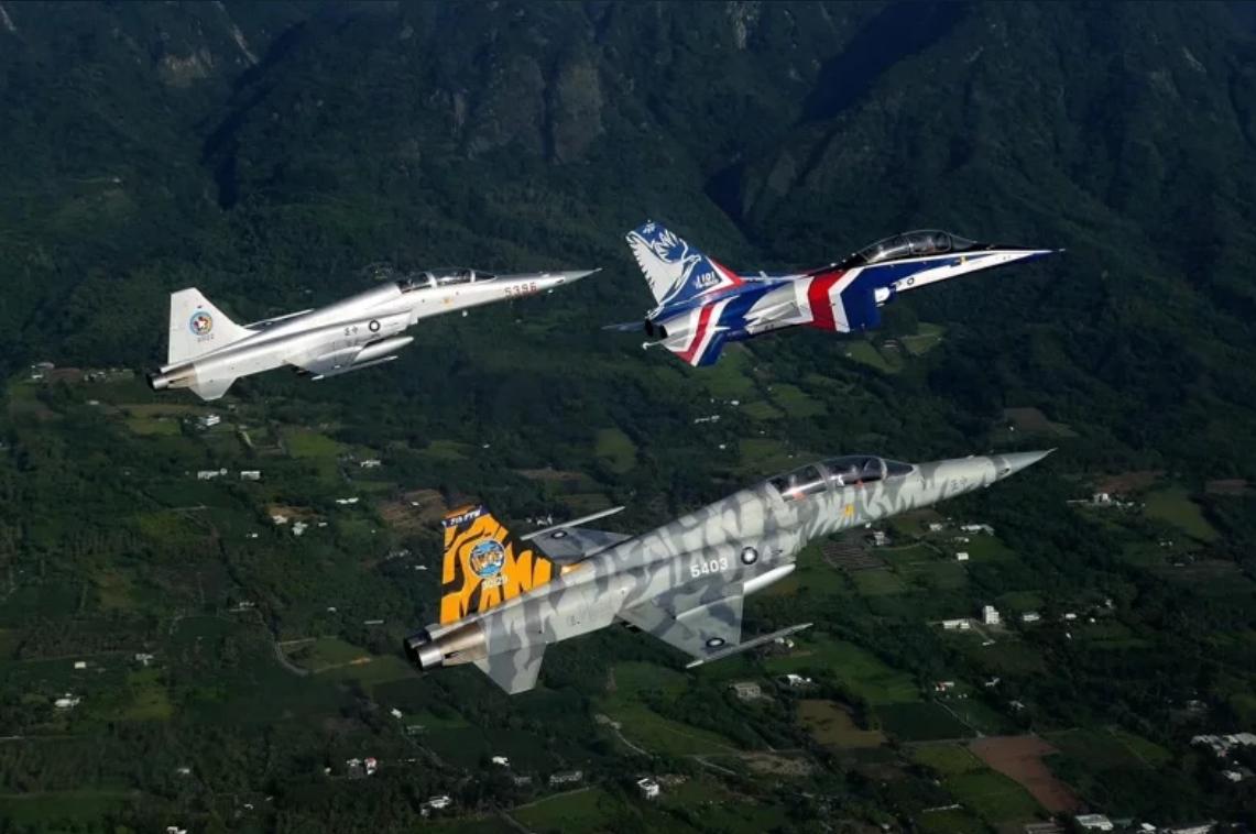 國慶展演項目將動員1架國人自製勇鷹高教機及2架F-5型戰機飛越總統府。 圖 : 翻攝自空軍司令部臉書網頁