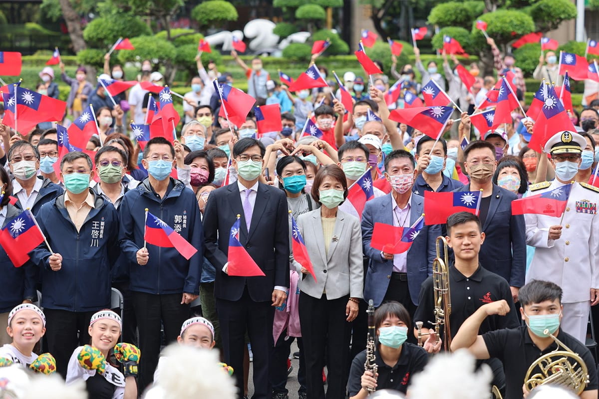 陳其邁(前排左三)出席高雄國慶升旗典禮。 圖：高雄市政府提供