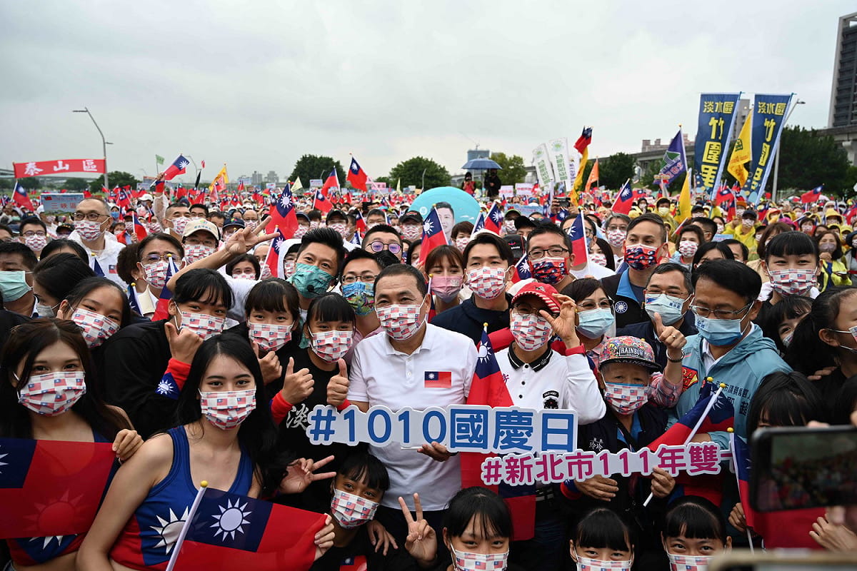 侯友宜率領市政團隊參加國慶升旗，逾萬名民眾熱情參與。 圖：新北市民政局提供