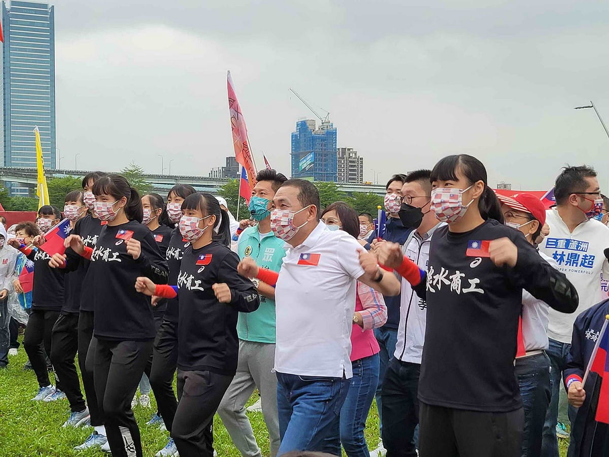 侯友宜及HBL高中籃球聯賽冠軍淡水商工女子籃球隊在新北國慶大典帶領健康操。 圖：新北市民政局提供