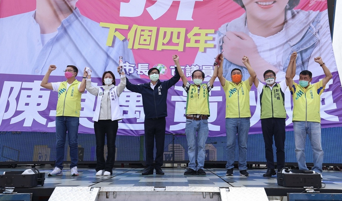 陳其邁(左三)為黃秋瑛(左二)站台。 圖：陳其邁競選辦公室提供