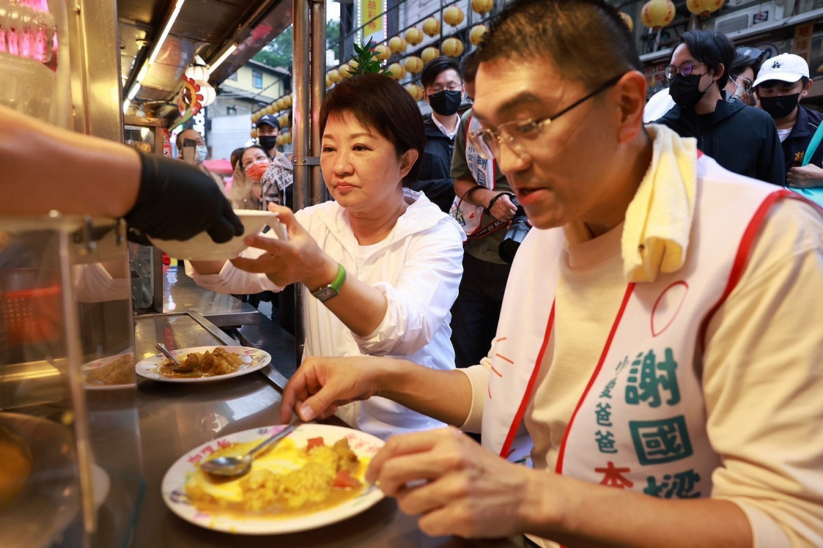 盧秀燕回隆市輔選謝國樑，兩人一同到廟口吃小吃。 盧秀燕競選總部/提供