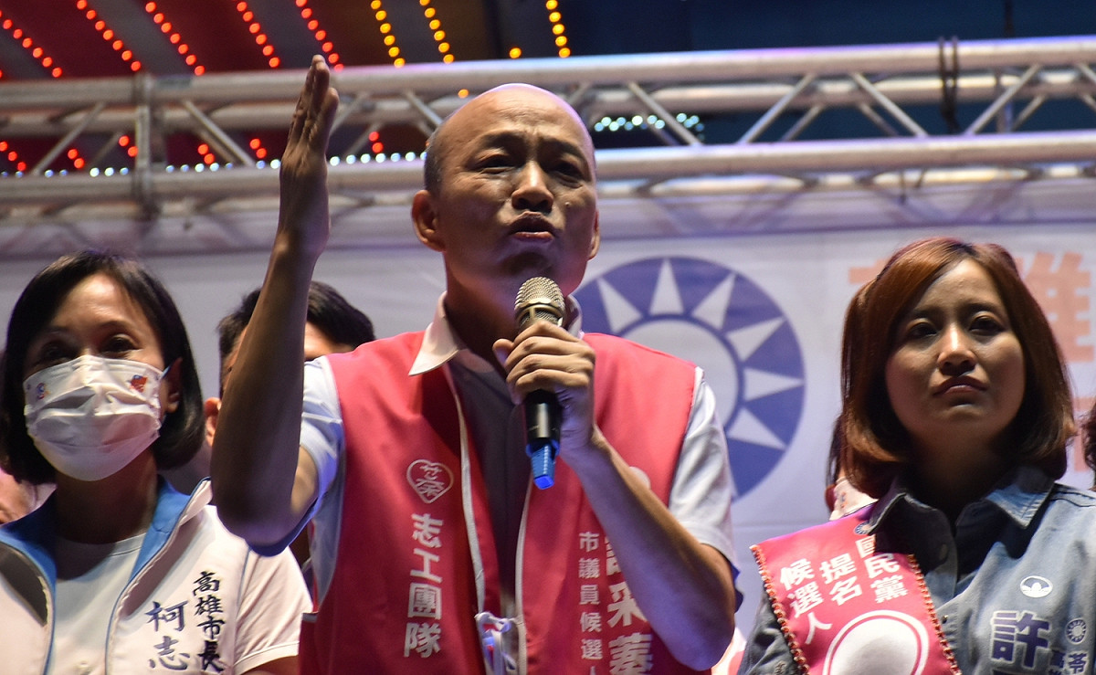 韓國瑜(中)慷慨激昂為許采蓁(右)助講。 圖：孫家銘攝