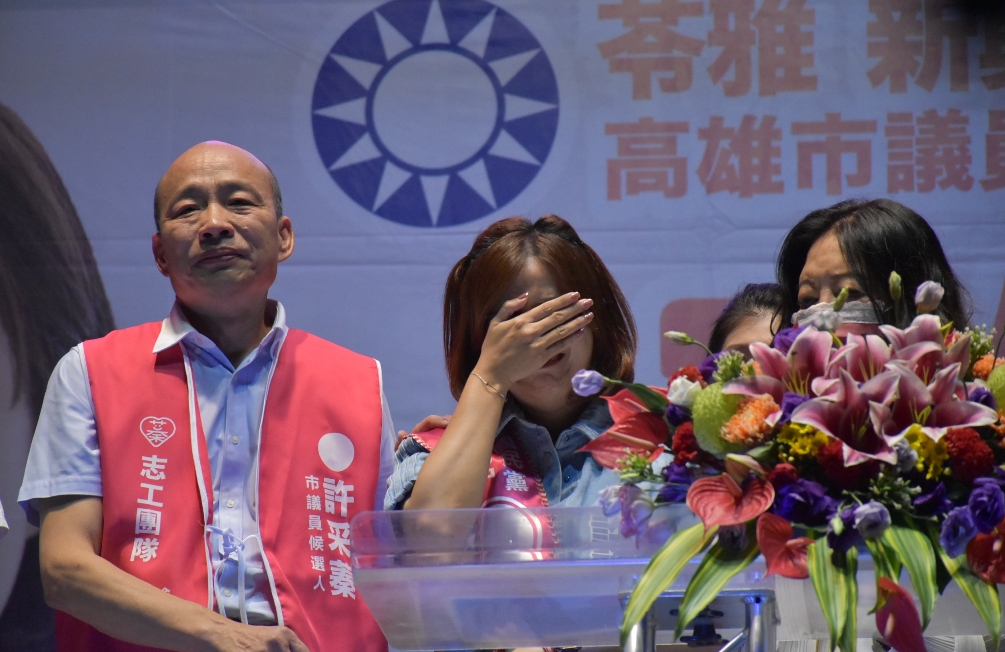 許采蓁(中)致詞時提到父親多次掩面。 圖：孫家銘攝