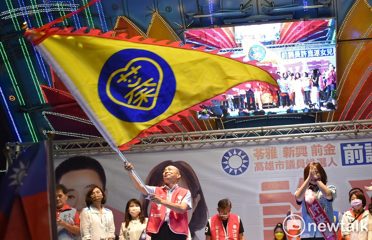 前高雄市長韓國瑜睽違2年再度公開在高雄站台助選，今(10)日晚現身力挺前議長許崑源的女兒許采蓁，親授戰旗。 圖：孫家銘攝