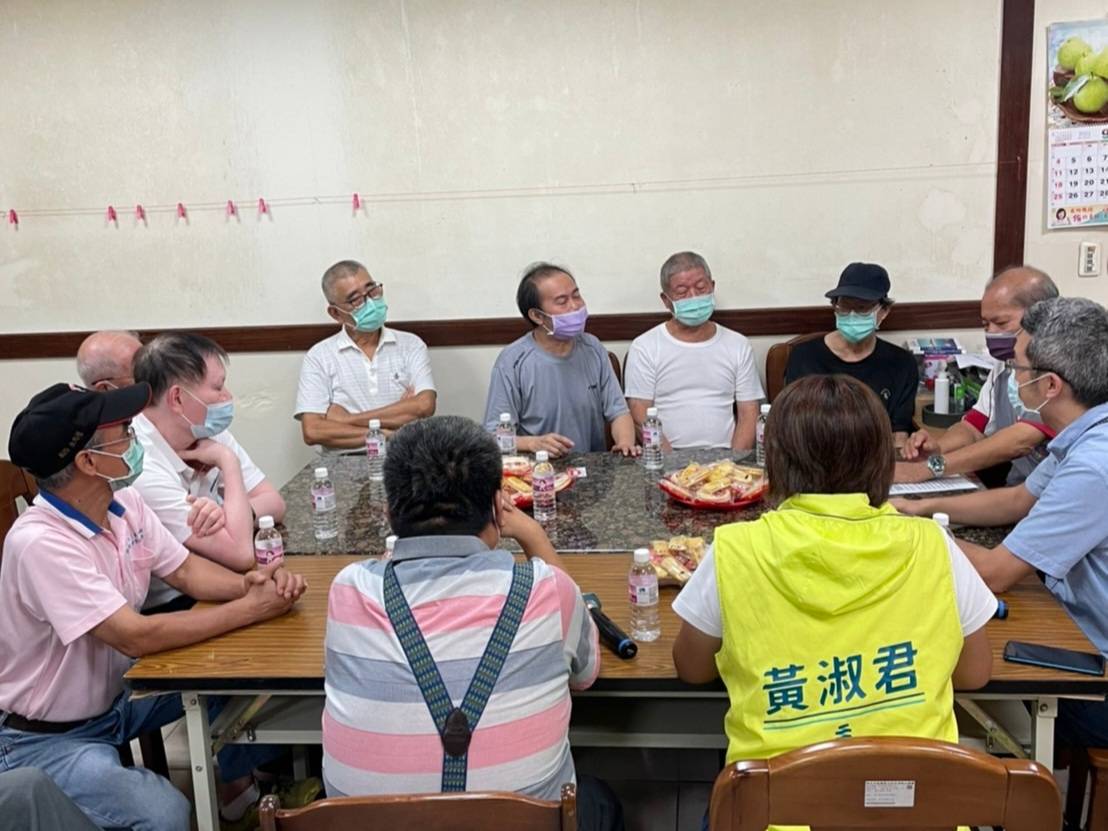 黃淑君與浮洲居民意見交換。 圖：何博文服務處提供