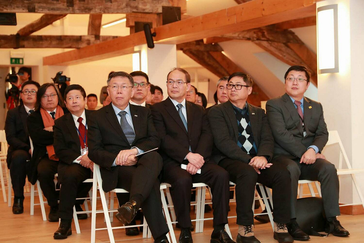 柯文哲（前排左）2018年參訪比利時聽取簡報，一身西裝領帶，相當隆重。 圖：翻攝自台北市政府