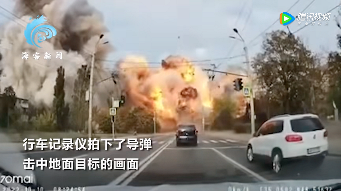 行車記錄器拍下了俄軍導彈擊中地面的驚悚畫面。 圖：翻攝自海客新聞