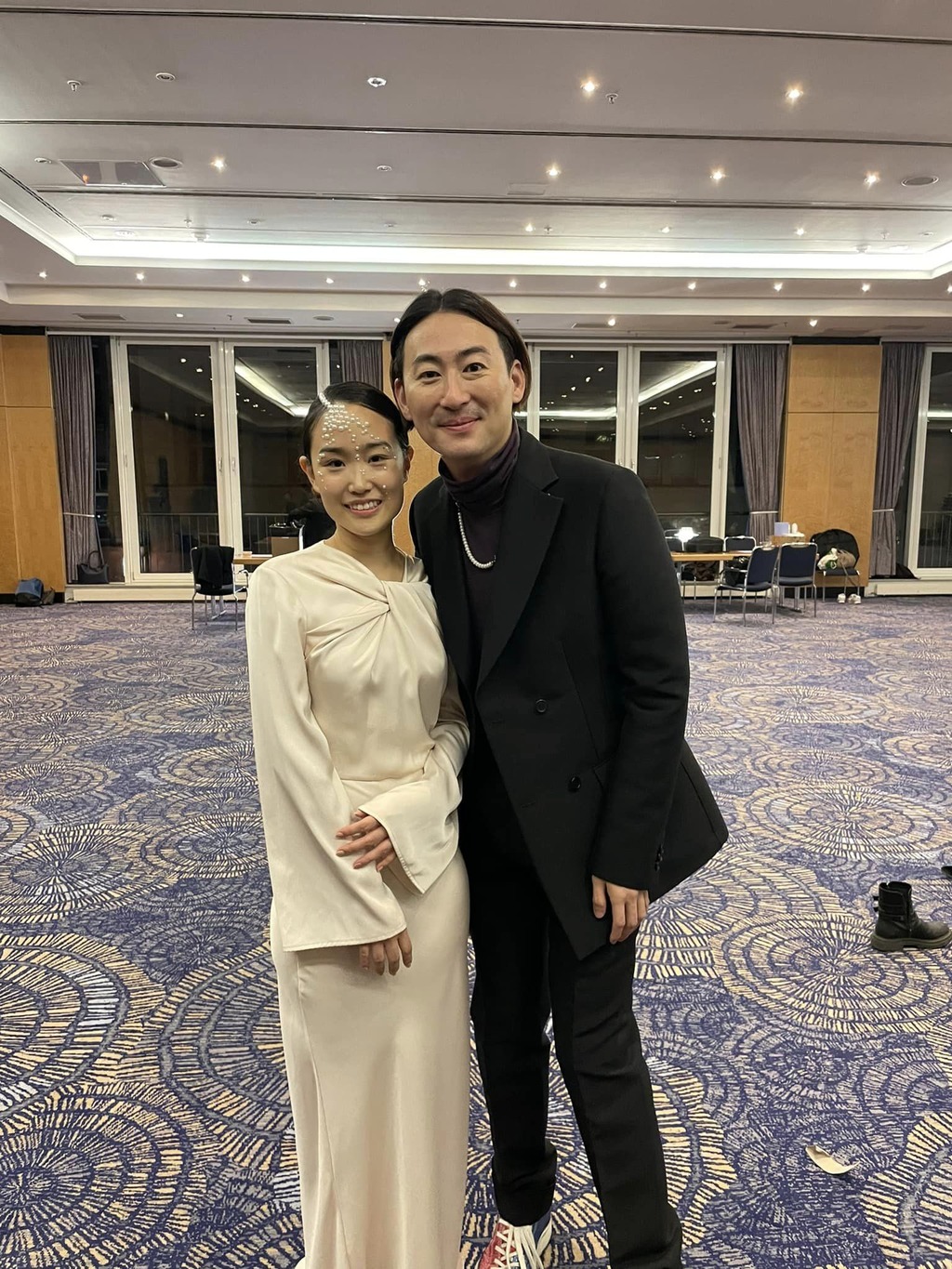 謝志偉女兒和設計師黃世舜合影。 圖：取自謝志偉臉書