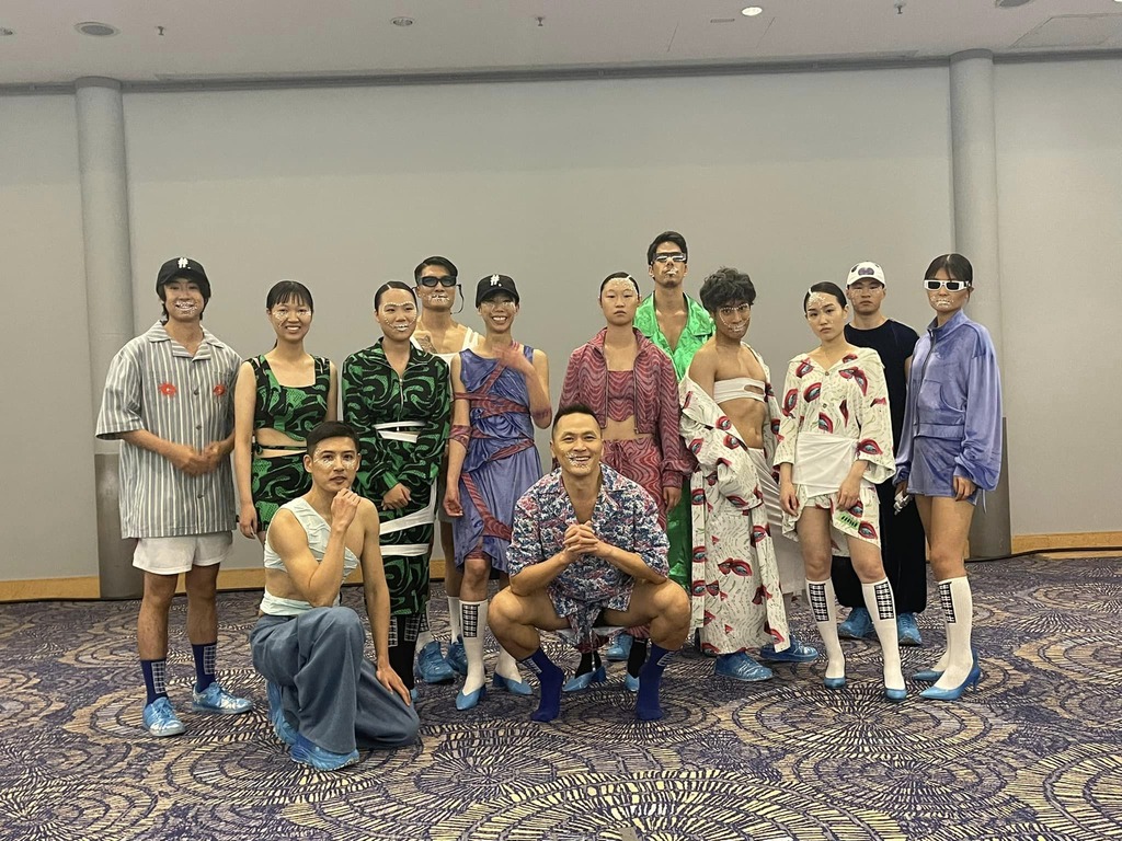 我駐德代表處國慶酒會，設計師黃世舜這次國慶特別邀請在柏林頗受肯定的台灣人，Damur Huan（黃世舜）設計師率領團隊表演走秀。 圖：取自謝志偉臉書