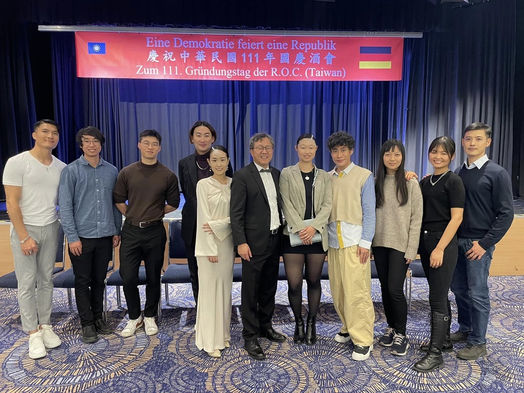 我駐德代表處代表謝志偉與設計師團隊合影。 圖：取自謝志偉臉書