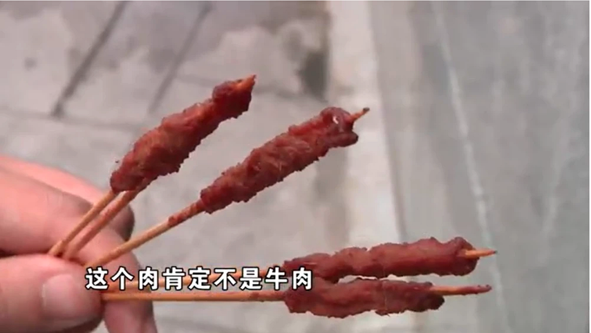 中國杭州市一位市民小孫發現在外賣平台上點的「 烈焰牛肉風味小串 」味道不對，詢問商家後得知小串竟是鴨肉做成 圖：翻攝自陸網