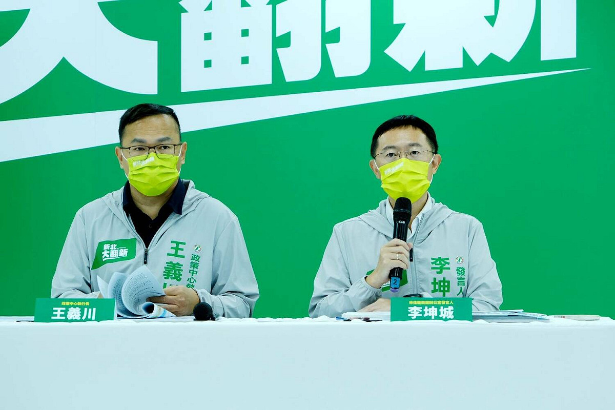 林佳龍競辦發言人李坤城（右）今天表示，侯陣營沒政見又瞎指政見抄襲，「再犯就準備被告」。 圖：林佳龍競選辦公室提供