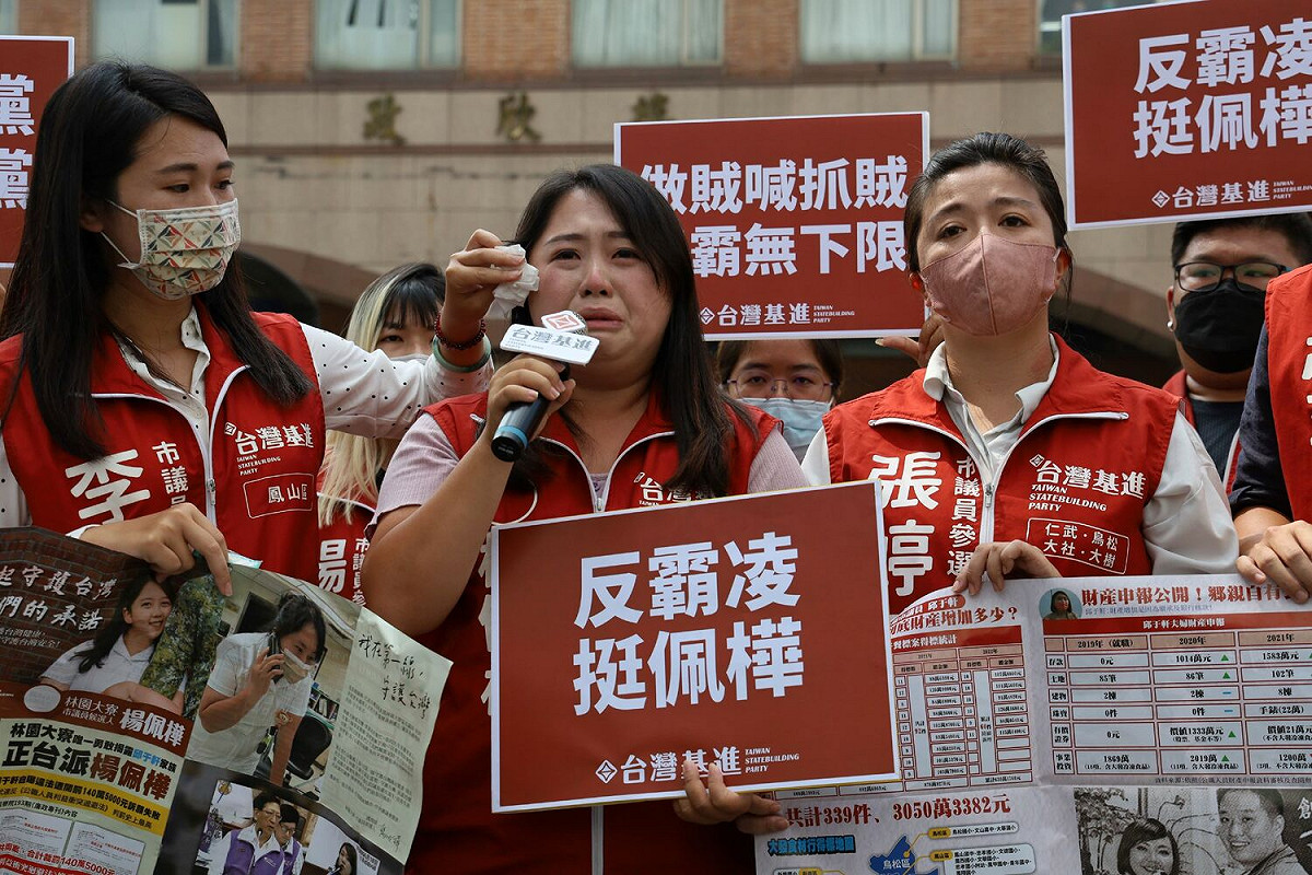 楊佩樺(中)認為邱于軒挾怨報復非常無恥。 圖：台灣基進提供（資料照）