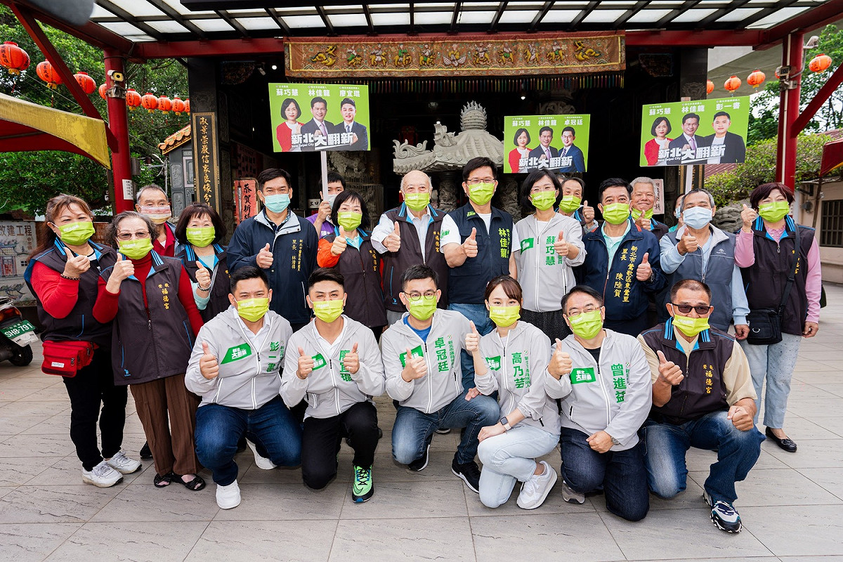 林佳龍至福德宮參拜。 圖：林佳龍競辦提供
