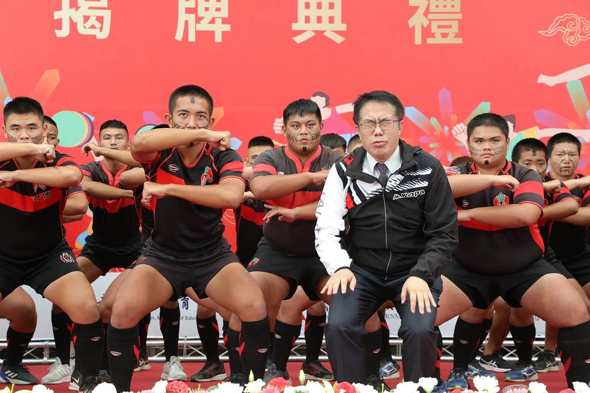 112年全運會籌備處揭牌典禮，台南市長黃偉哲在台上深蹲露出痛苦表情 圖:黃偉哲臉書