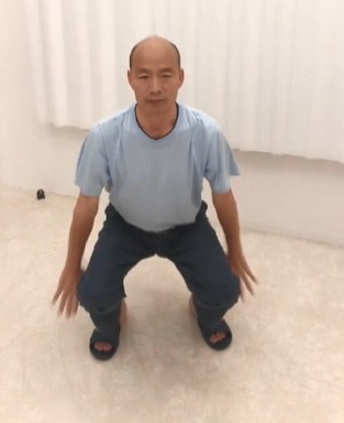 前高雄市長韓國瑜在2018年選戰中深蹲。 圖：翻攝自im短影