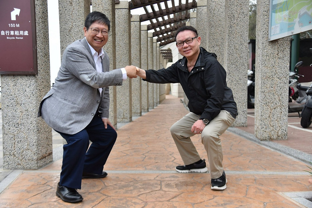 新竹縣長楊文科響應深蹲活動，左手扶膝略為勉強。 圖:楊文科臉書