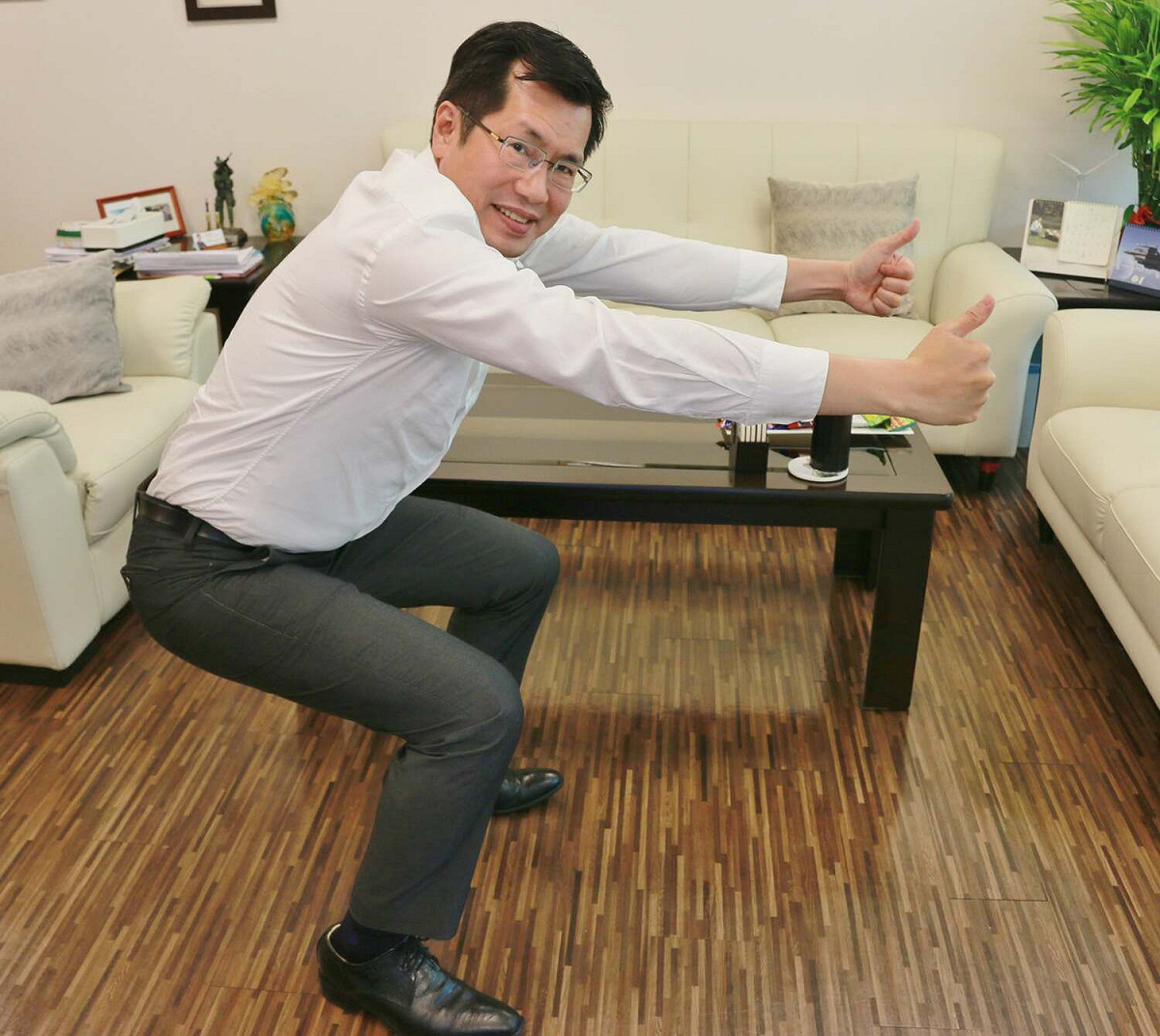 老經驗的立委羅致政參加深蹲活動，雙手比讚。 圖:羅致政臉書