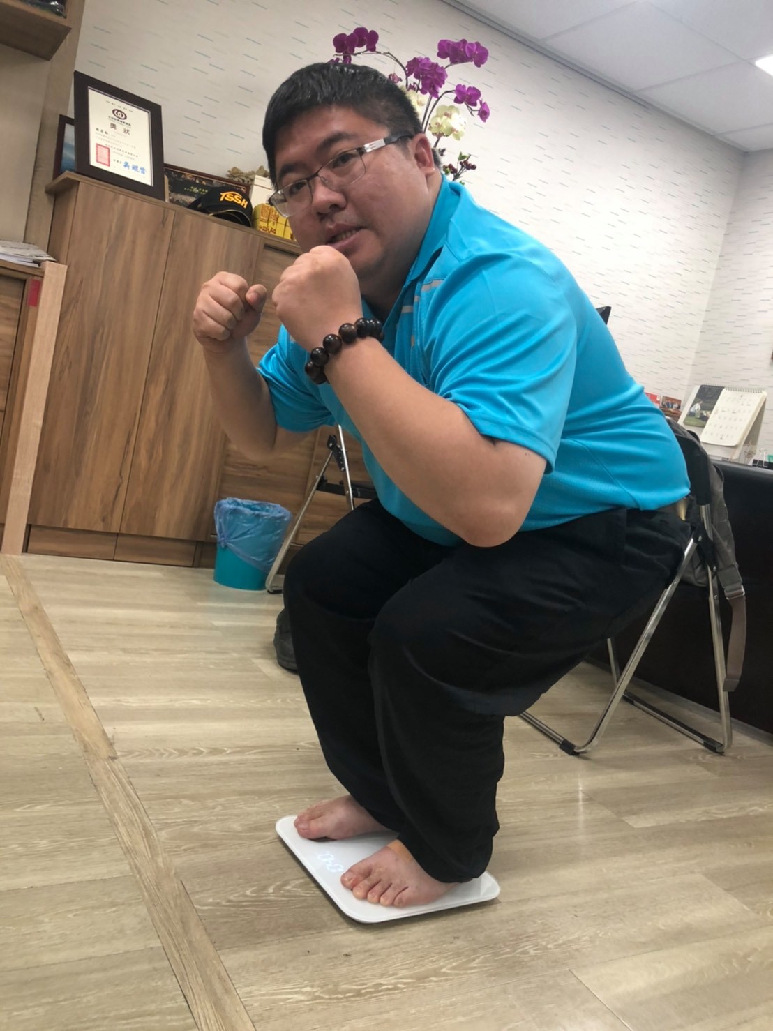 立委蔡易餘參與深蹲活動，動作逗趣。 圖:蔡易餘臉書（資料照片）