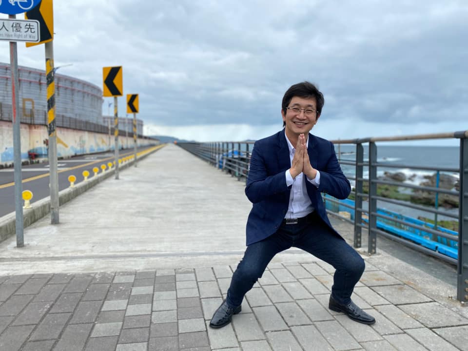 立委蔡適應響應深蹲活動。 圖:蔡適應臉書