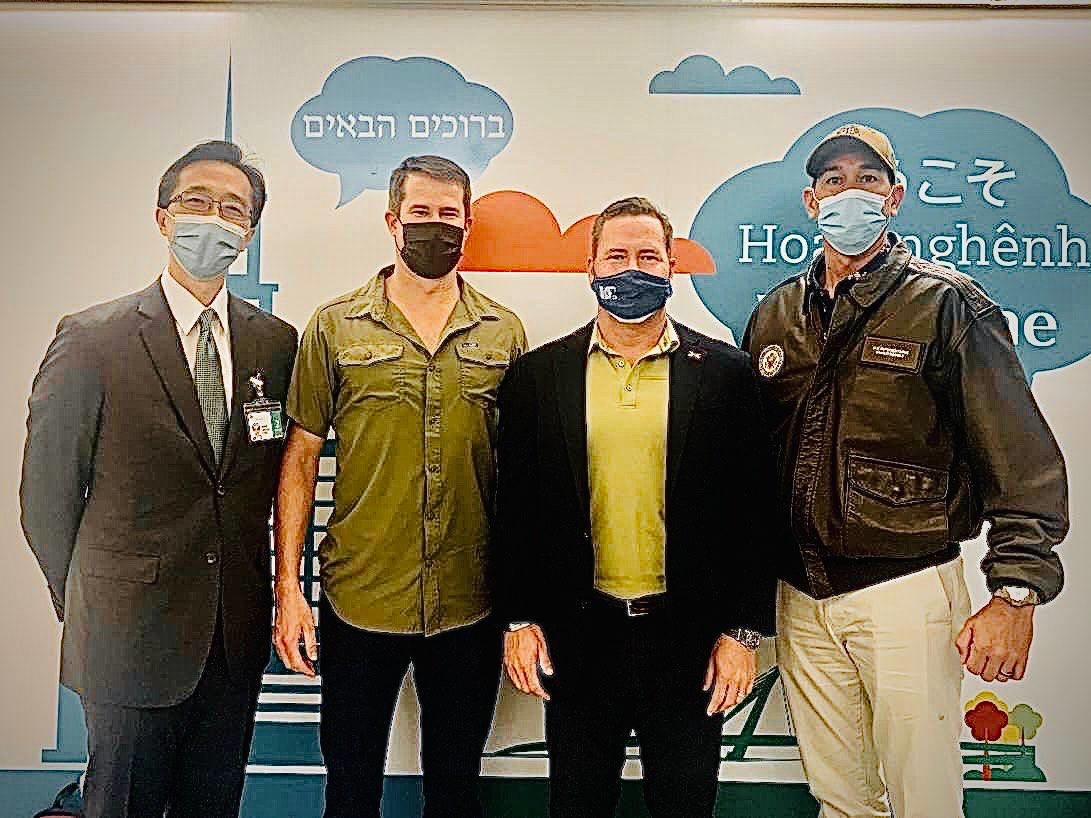 外交部北美司司長徐佑典代表外交部在桃園國際機場迎接訪團。由左至右：徐司長、聯邦眾議員莫頓（Seth Moulton, D-MA)、沃茲（Michael Waltz, R-FL）及凱希力（Kai Kahele, D-HI） 圖：外交部提供