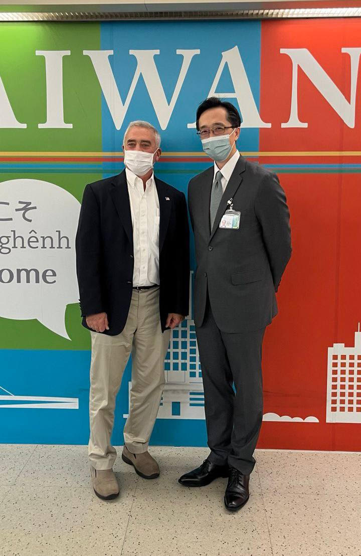 外交部北美司司長徐佑典在桃園國際機場迎接聯邦眾議員溫斯卓普（Brad Wenstrup, R-OH）。 圖：外交部提供