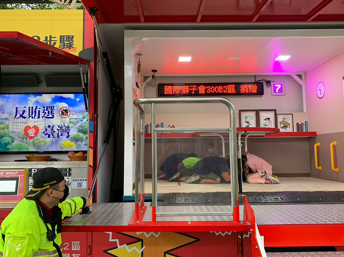 消防局以走動式服務，結合第六救災救護大隊瑞亭分隊走訪校園，宣導防火、緊急救護、防範一氧化碳中毒及地震體驗車等多元主題面向，擴大辦理校園消防廉政宣導。 圖：新北市消防局提供
