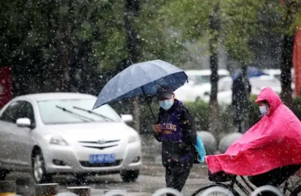10月10日，遼寧瀋陽市民在雪中出行。 圖:翻攝自中新網