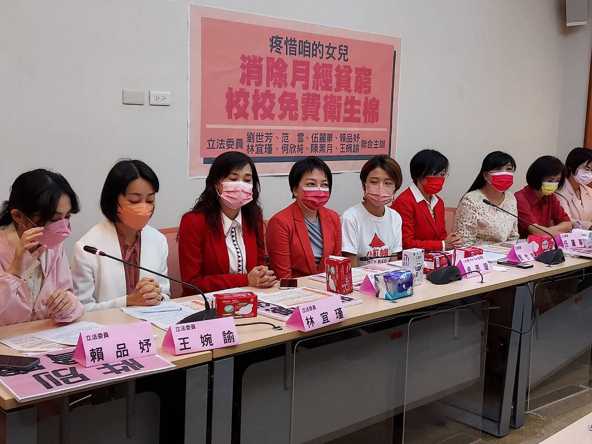 劉世芳今舉行「疼惜咱的女兒，消除月經貧窮，校校免費衛生棉」記者會。 圖:陳佩君/攝