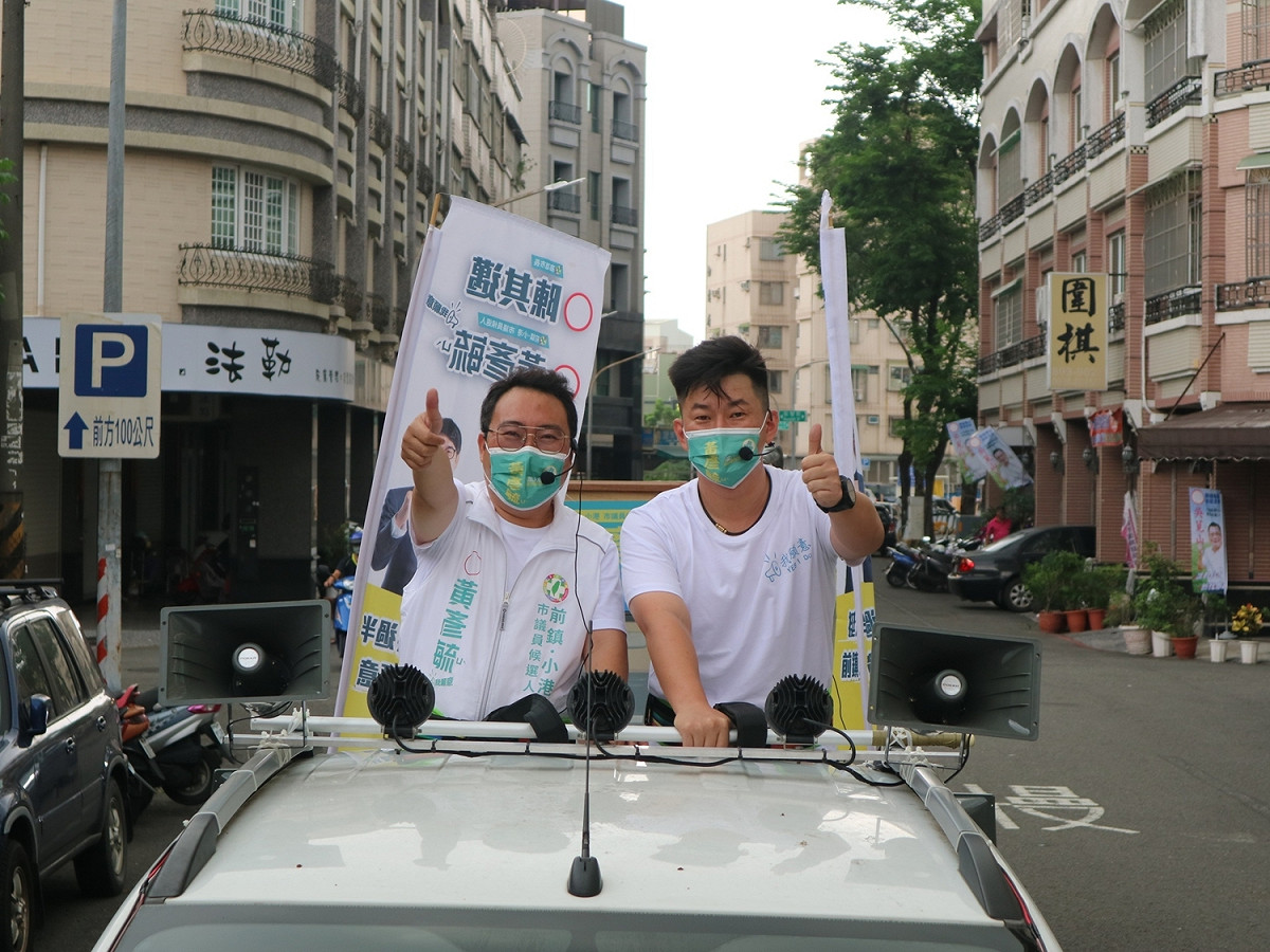 陳柏惟(右)陪黃彥毓掃街拜票。 圖：黃彥毓提供