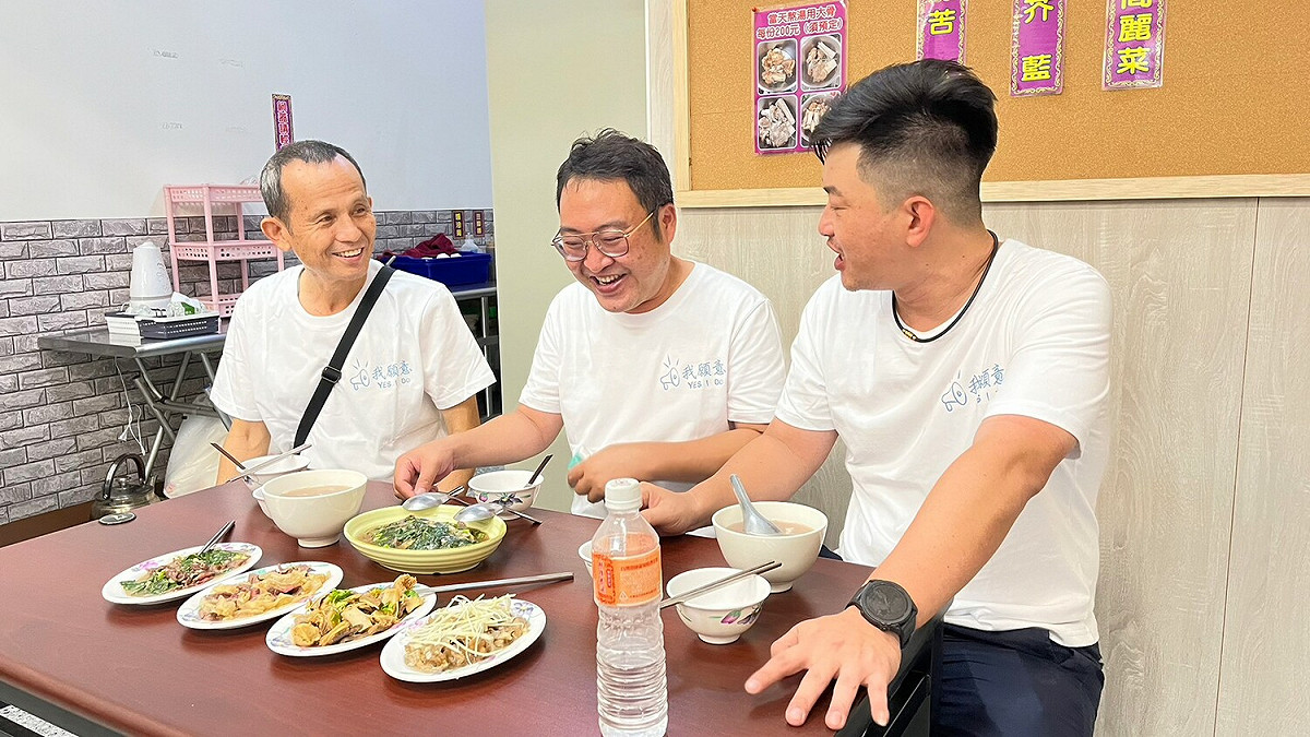 陳柏惟(右)和黃彥毓(中)進行吃播。 圖：黃彥毓提供