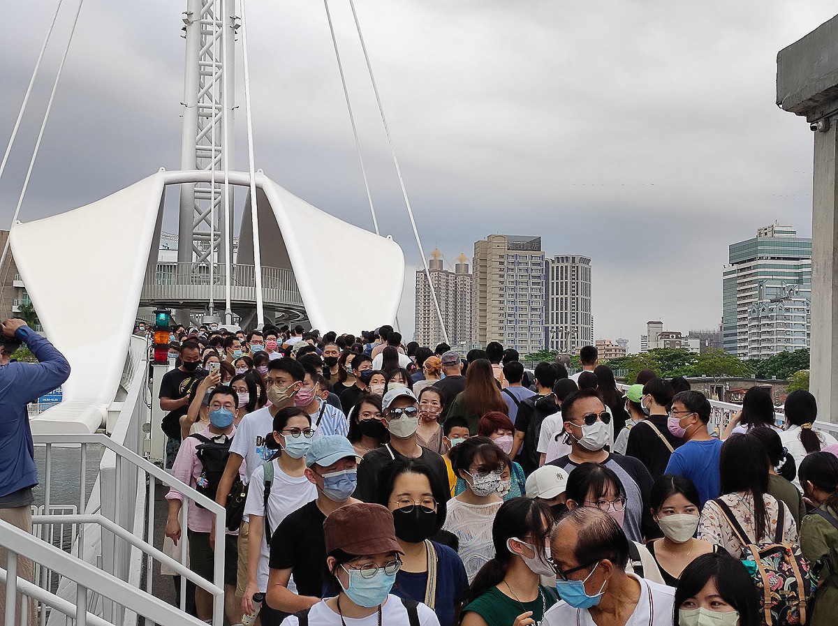 大港橋國慶連假人潮爆滿。 圖：高雄市文化局提供