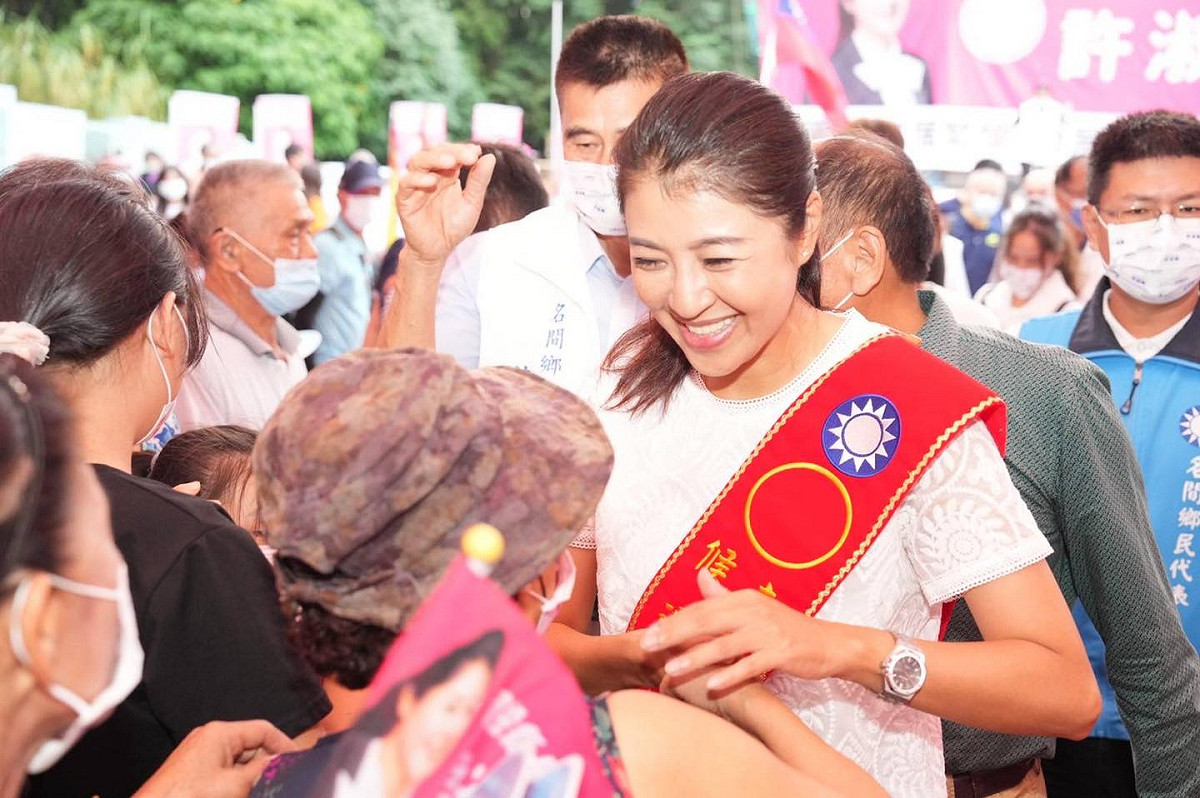 國民黨南投縣長參選人許淑華遭檢舉碩士學位論文涉及抄襲之學術倫理案，逢甲大學11日公布審議結果，指許淑華的學位論文涉及「不當引述」，但未達違反學術倫理情節重大程度，要求限期修正。 圖：翻攝許淑華臉書