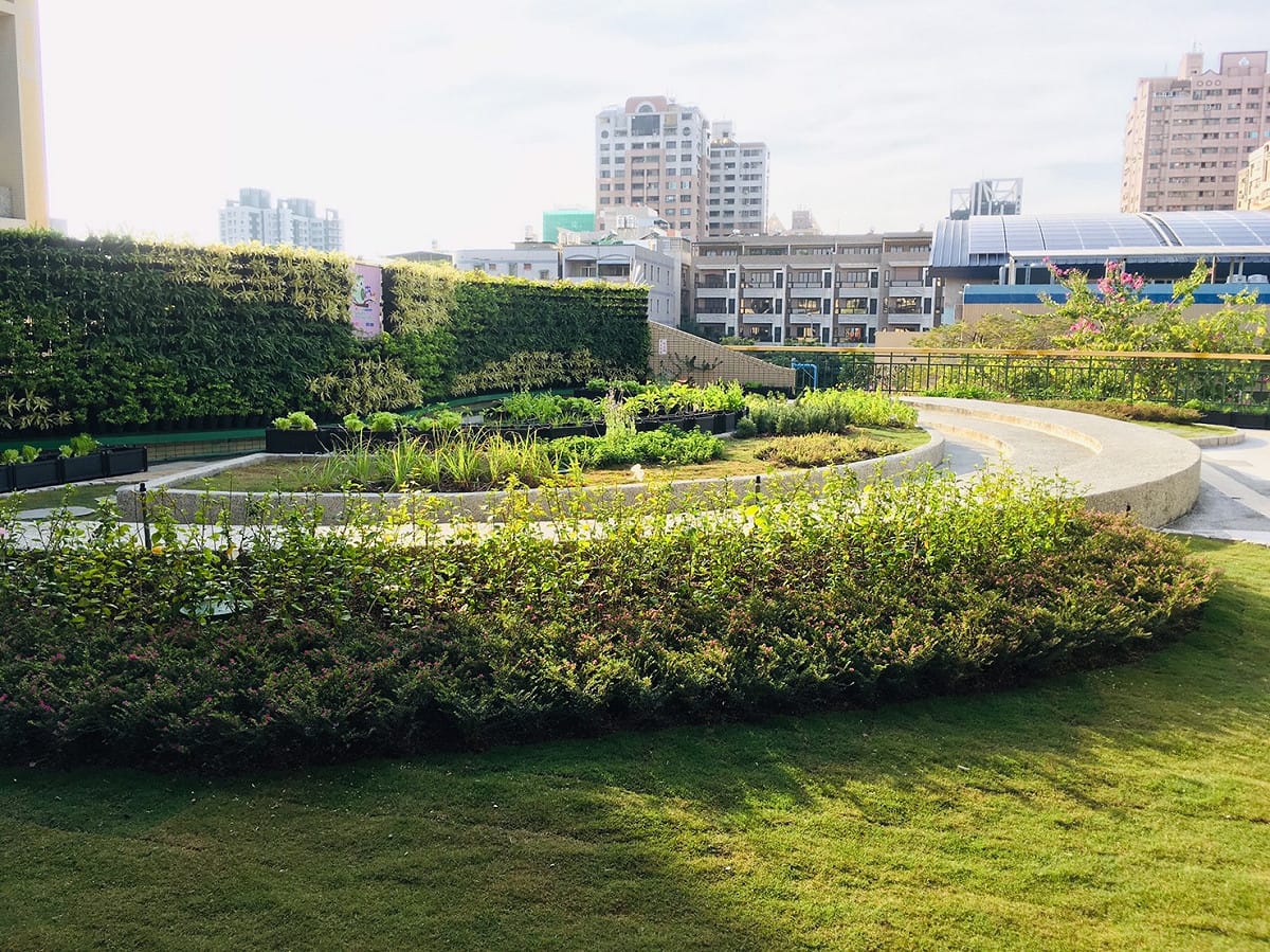 鳳山區文華里屋頂綠化降溫設施。 圖：高雄市環保局提供