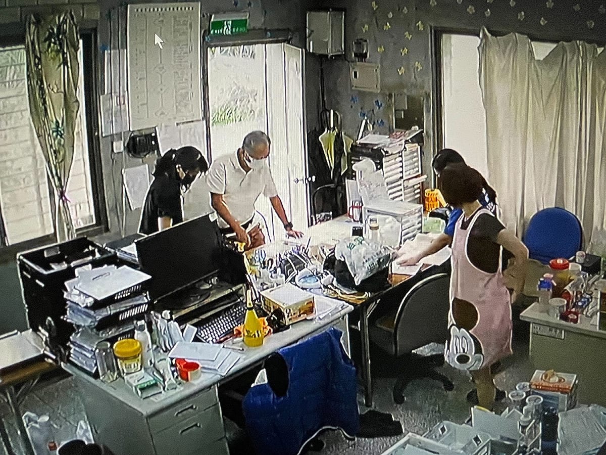 飼主張先生急切到新店動物之家辦理領回。 圖：新北市動保處提供