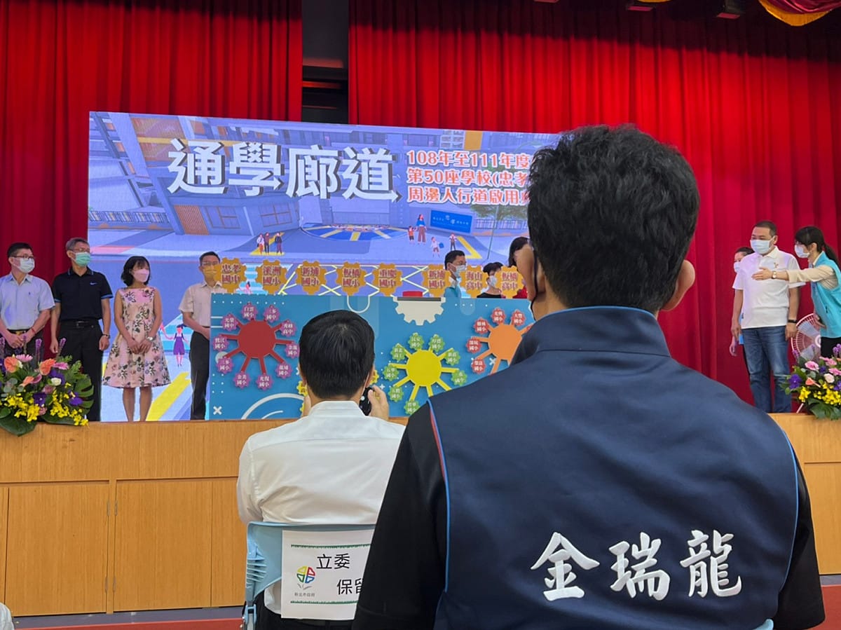 新北市長侯友宜日前視察板橋區忠孝國中視察剛完工的通學廊道。 圖：金瑞龍辦公室提供