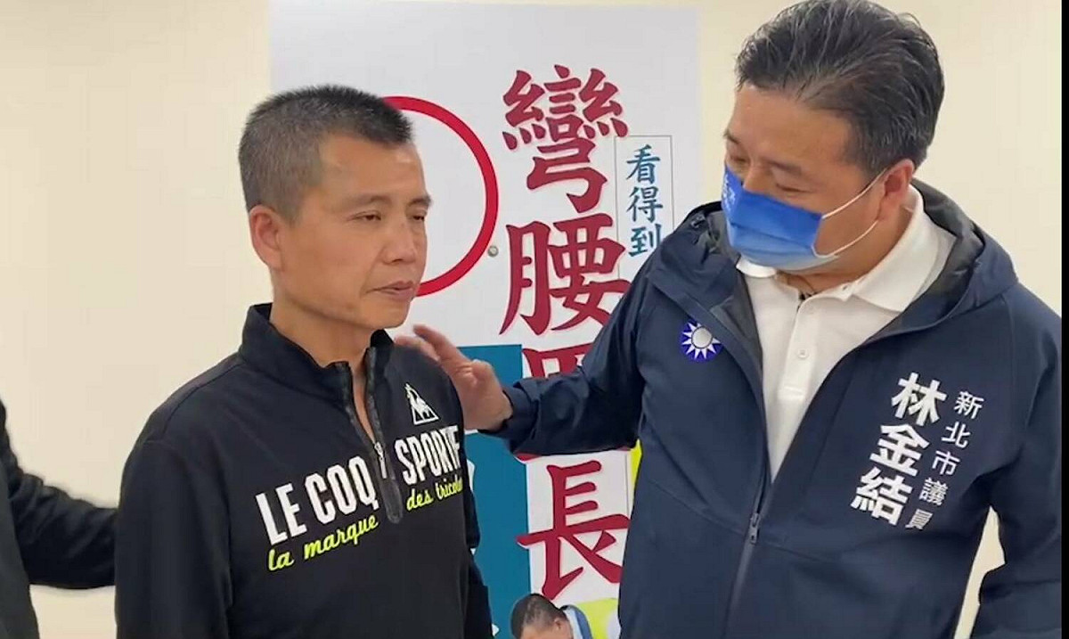 新北市三峽區中埔里里長候選人翁聖濰竟遭蒙面者以疑似槍托鈍器打傷，市議員林金結趕往探視慰問。 圖：林金結辦公室提供
