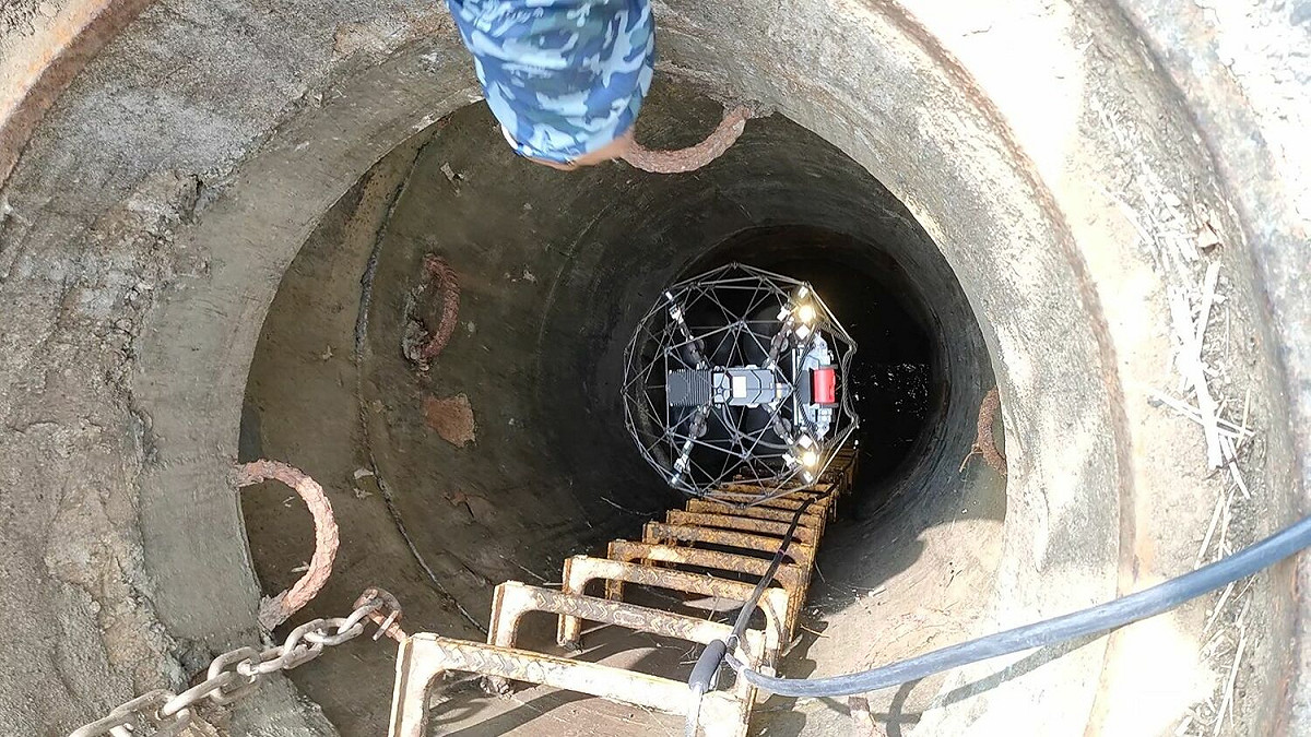 無人機進入污水下水道內執行巡檢工作。 圖：新北市水利局提供