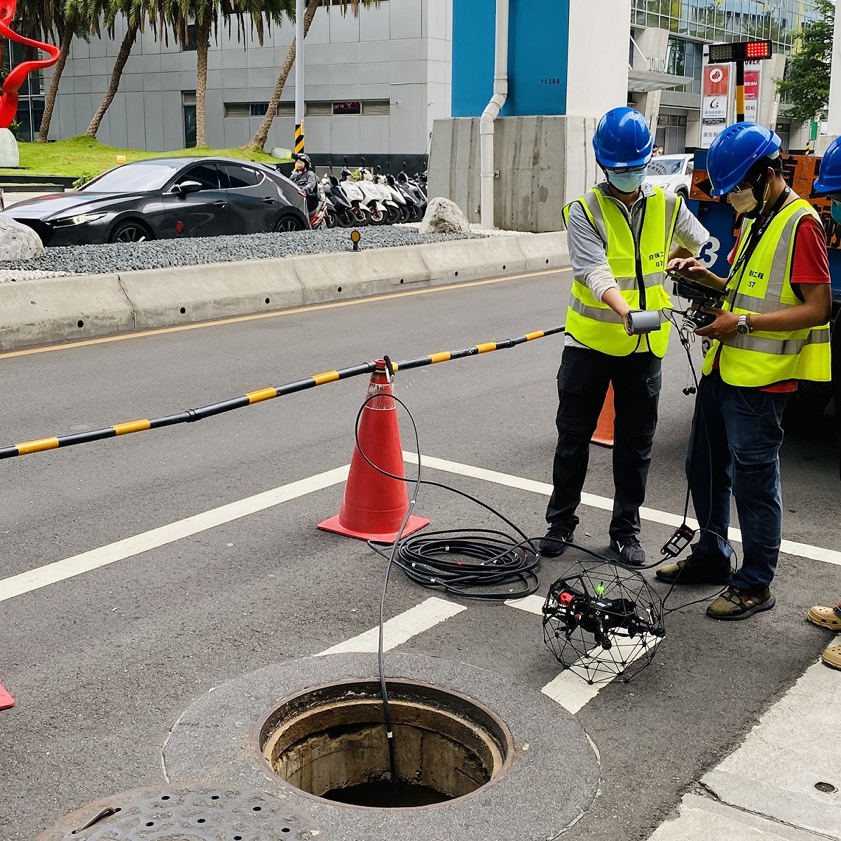 利用防撞無人機探勘輔助污水下水道的維護管理工作。 圖：新北市水利局提供