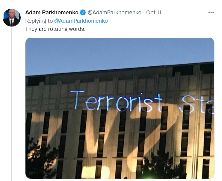 俄羅斯駐美國華盛頓大使館被打上「terrorist state」（恐怖國家）等字眼，網友叫好。 圖：翻攝自Adam Parkhomenko推特