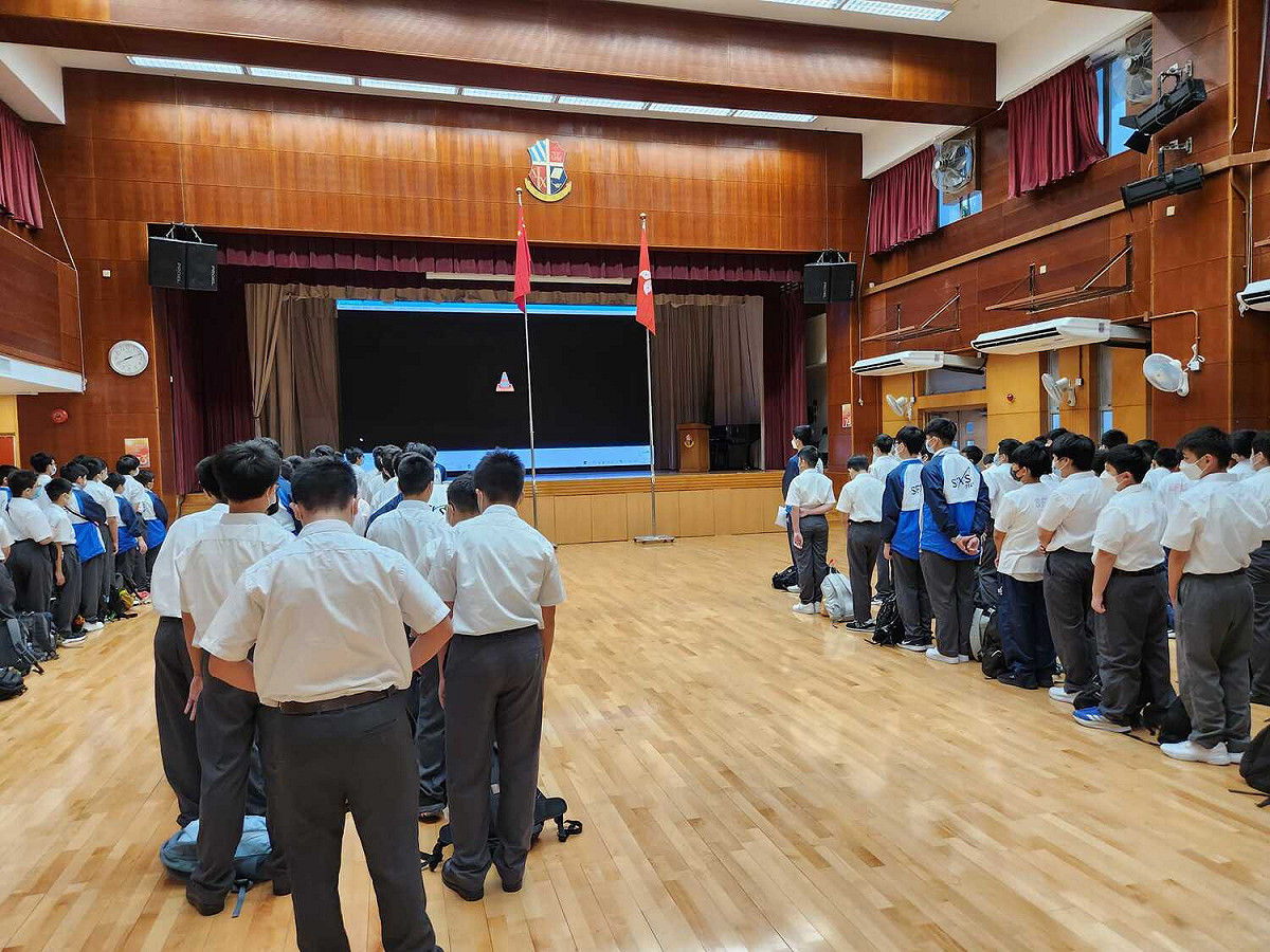 香港荃灣聖芳濟中學升旗典禮。 圖：翻攝自臉書（資料照）