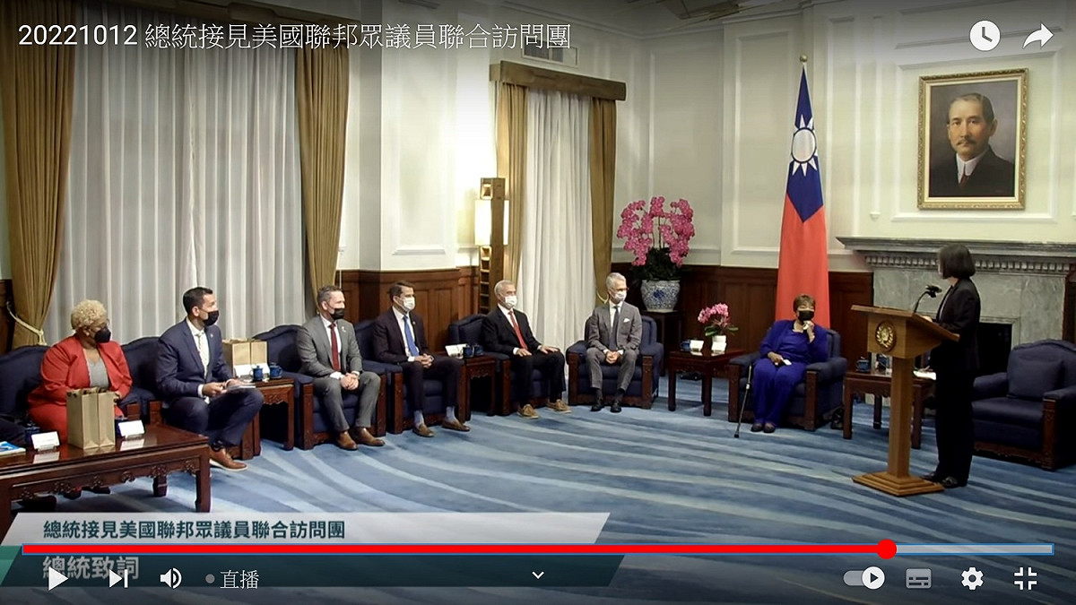 總統蔡英文12日接見5位美國聯邦眾議員。 圖：翻拍自總統府YouTube