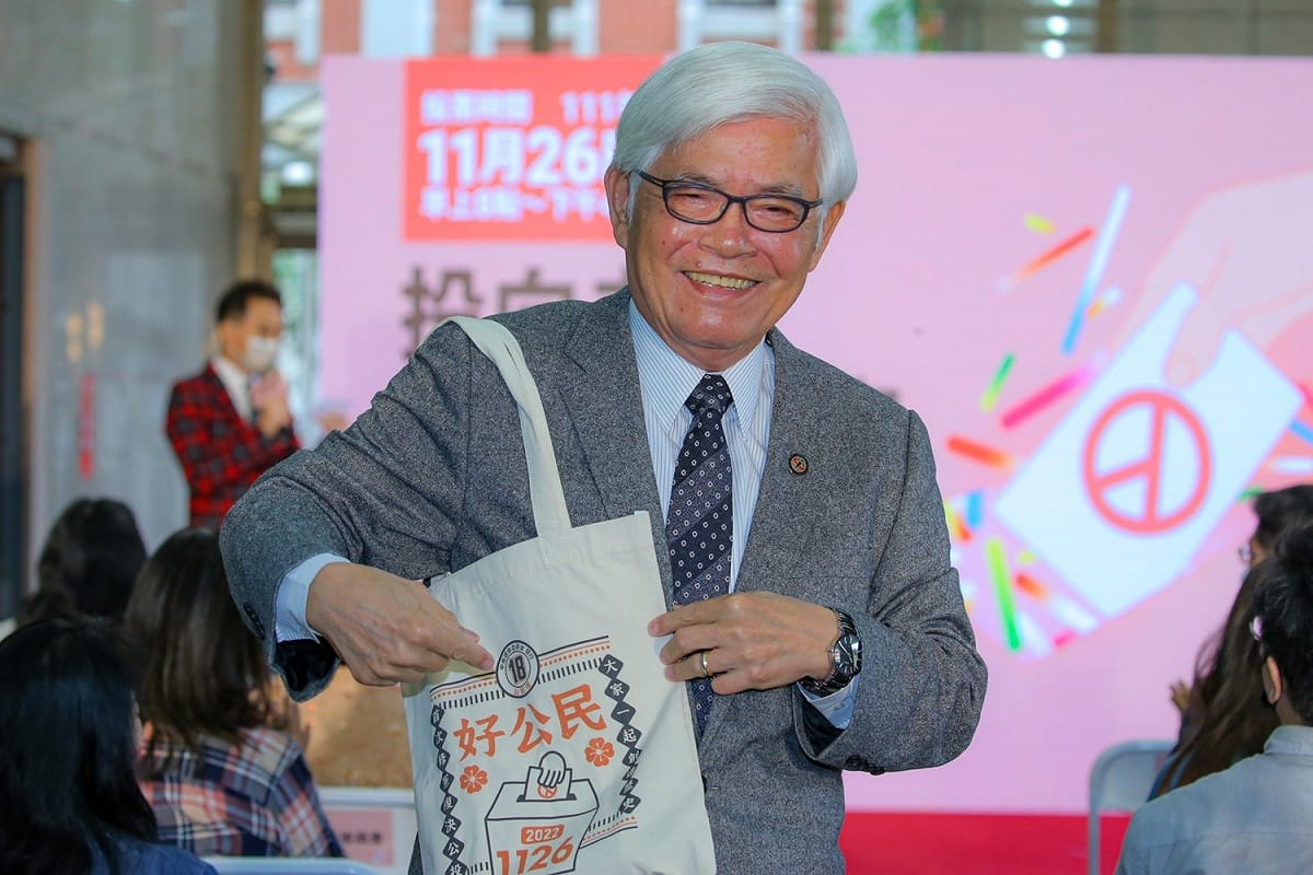 中選會主委李進勇展示「好公民」帆布包。 圖：中選會提供