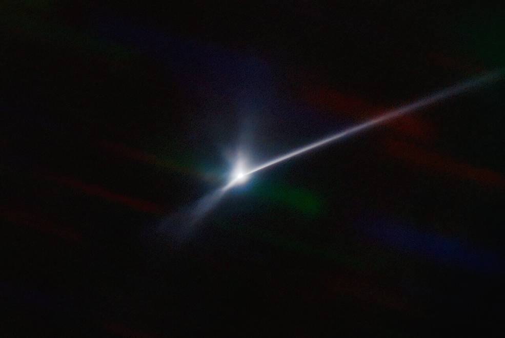 小行星被撞擊兩天後，其物質在太空中形成一條超過6000英里的彗星狀尾巴。 圖：翻攝自NASA
