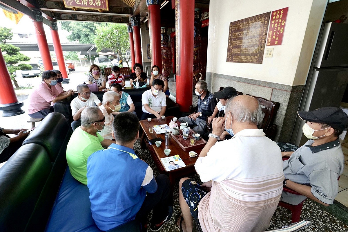 李俊俋舉辦小型說明會，在地居民聚集在廟裡聽的津津有味。 取自李俊俋臉書。