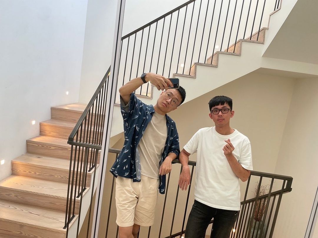 阿滴(右)和黃大謙(左)一起飛往美國。 圖：翻攝自IG/rayduenglish