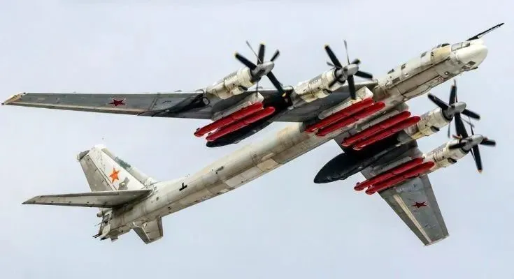 俄軍當前的空襲嚴重依賴戰略轟炸機發射的遠程巡航導彈。 圖:翻攝自樞密院十號