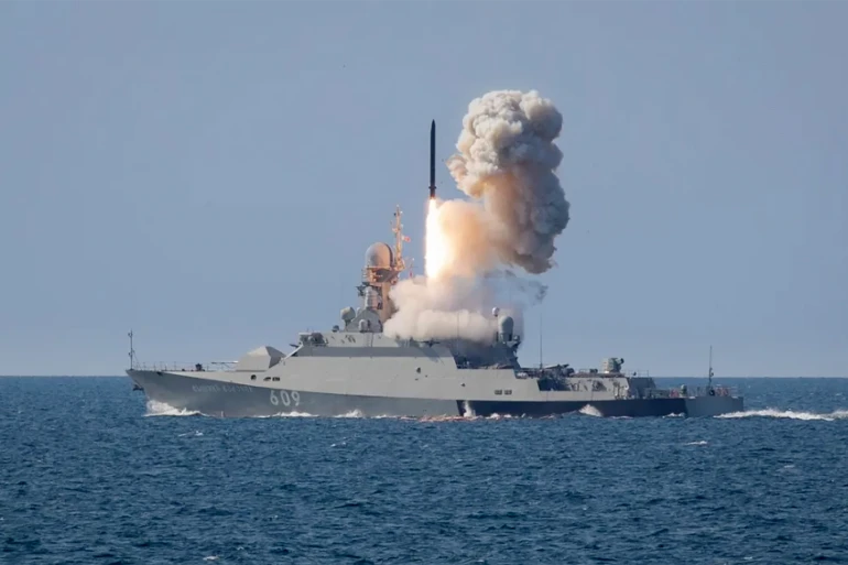 俄黑海艦隊艦艇發射「口徑」巡航導彈。 圖：翻攝陸媒/樞密院十號（資料照）