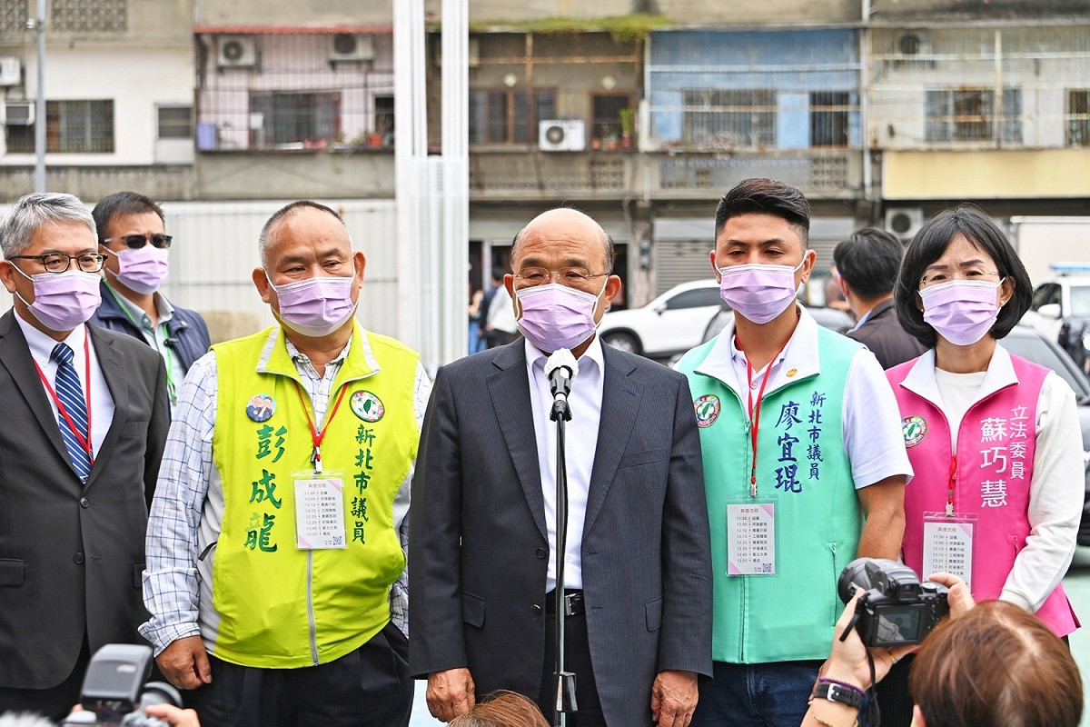 行政院長蘇貞昌今（12）天中午前往新北市出席「鶯陶·安居」社會住宅動土典禮前受訪。 圖：行政院提供